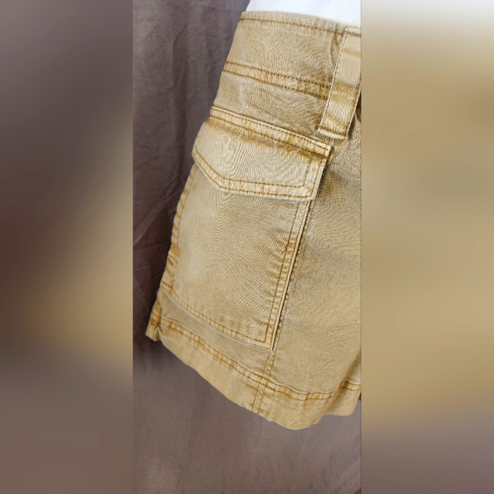 Old Navy~Woman's Y2K Cargo Shorts~Tan~size Large - Picture 6 of 13
